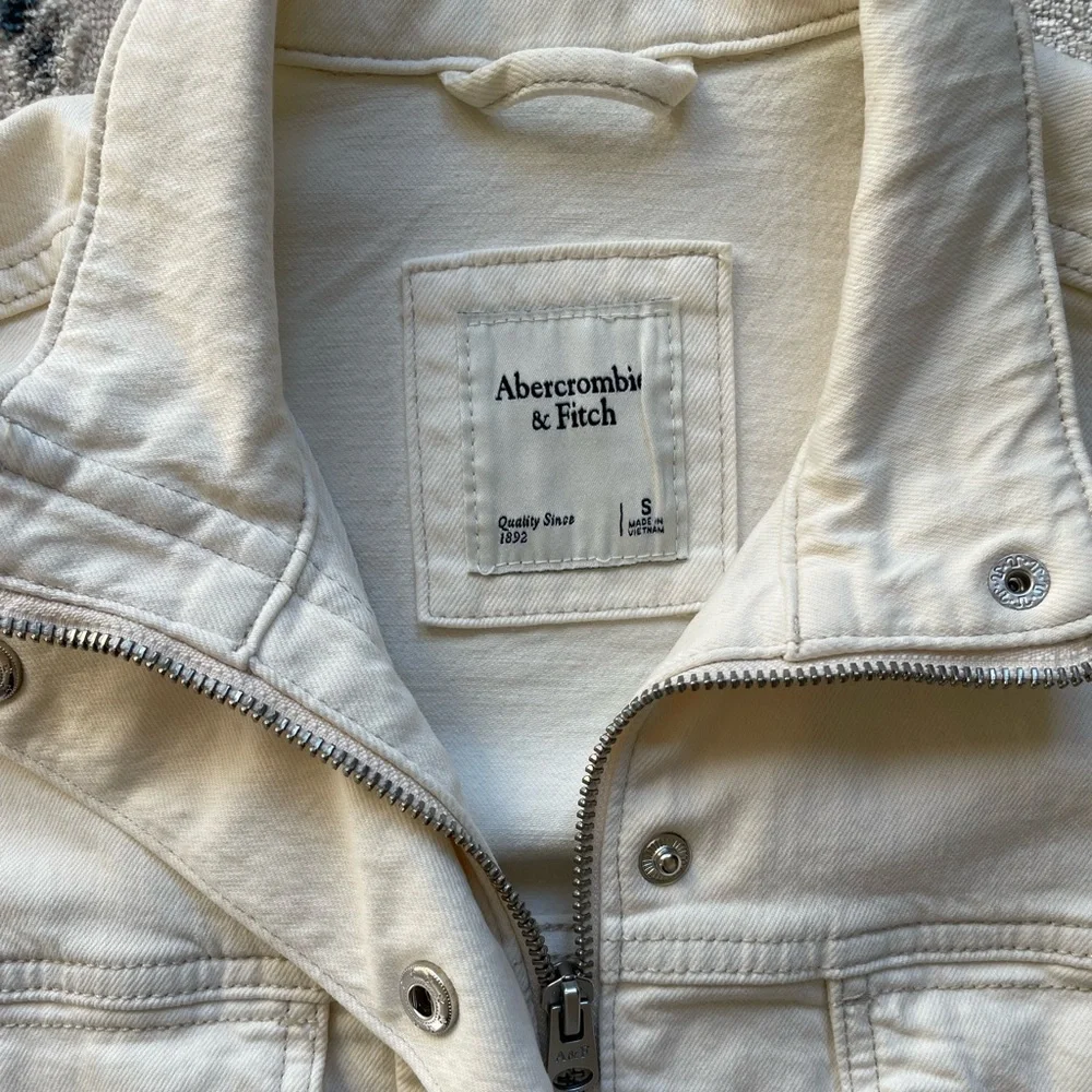Abercrombie & Fitch Off White Cropped Denim Trucker Jacket - Picture 2 of 4